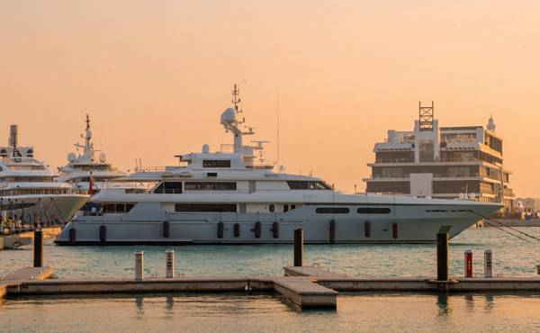 Above: JYC Marina sits beside the new Saudi Arabian F1 racetrack. Right: the marinas 100+ berths have access to power via Rolec pedestals. Photo: JYC