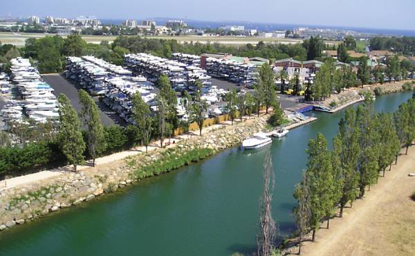 Port Inland at Mandelieu La Napoule in France is seen as the first European dry port and has 800 dry berths.